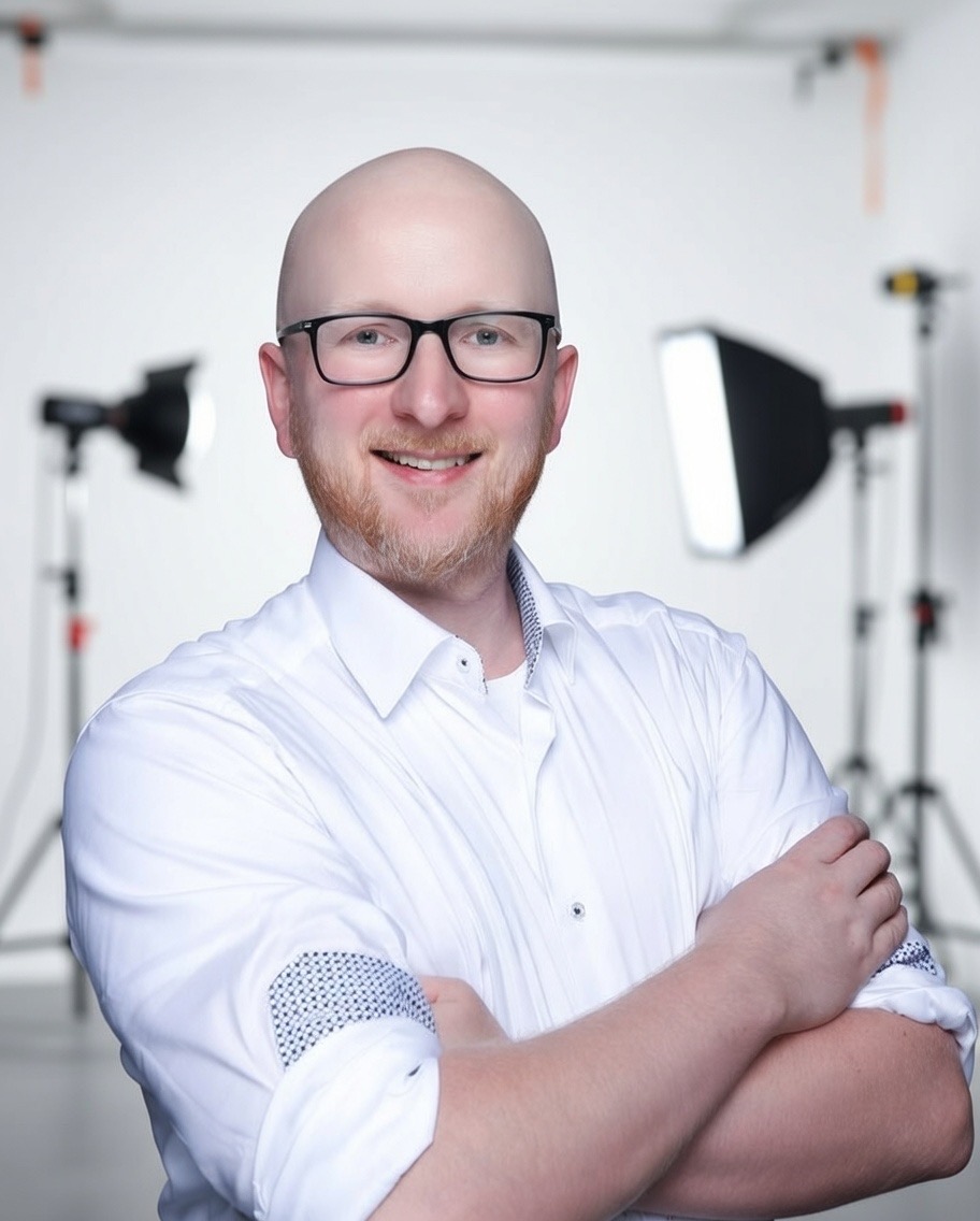 Portrait von Chris Sikora im Fotostudio